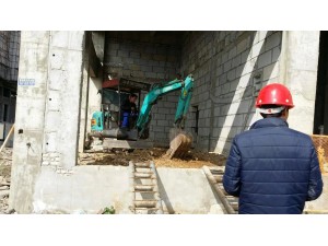 德力微型挖掘機城市建設(shè)好幫手