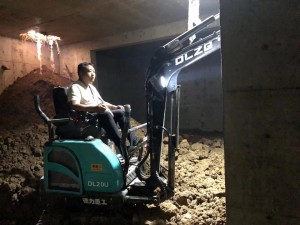 兄弟讓讓，我是開小型挖掘機的